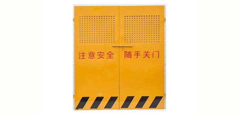 為什么施工電梯防護門是黃色的？